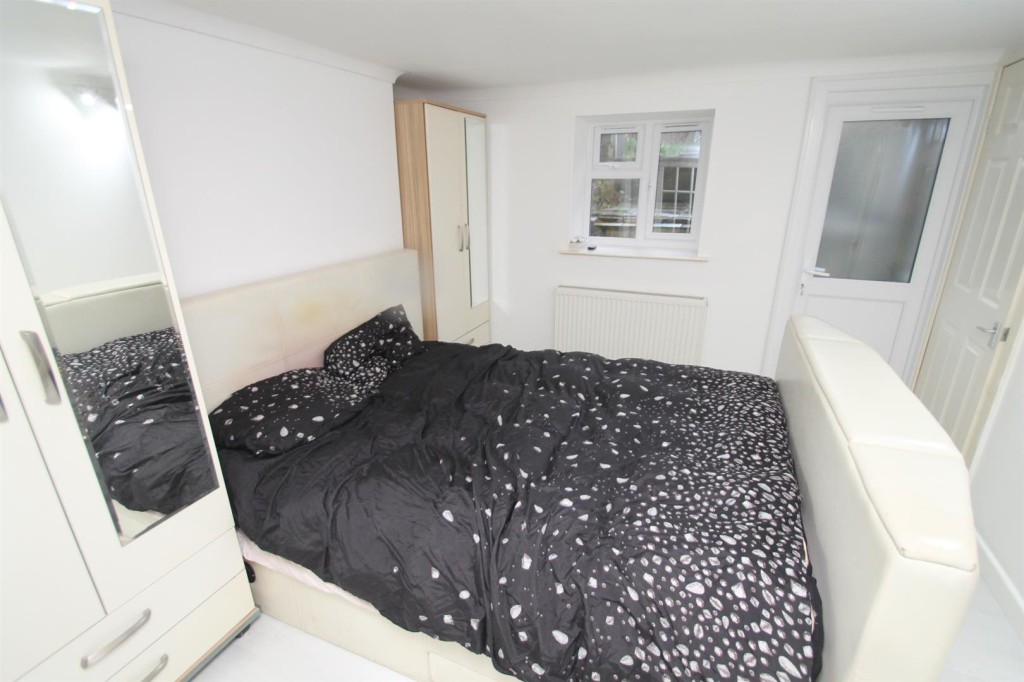 Lot: 168 - MID-TERRACE HOUSE FOR IMPROVEMENT - Lower ground floor flat bedroom